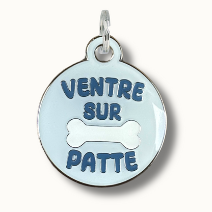 médaille originale chien ventre sur patte