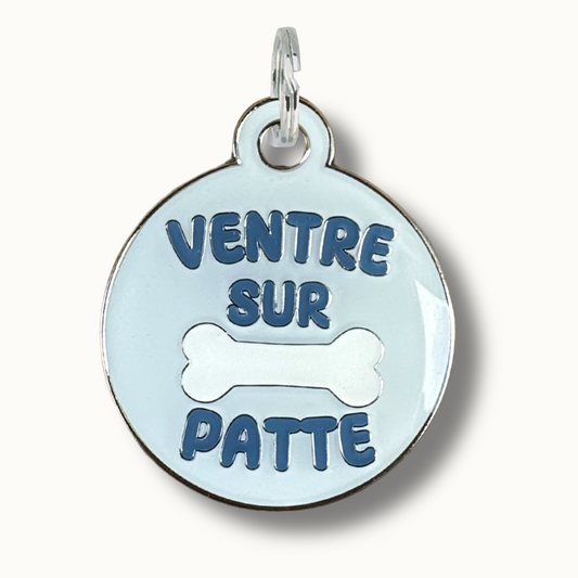 médaille originale chien ventre sur patte